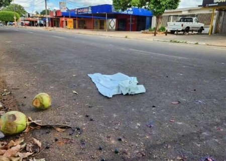 Motociclista morre ao atropelar casal de pedestre e bater em carro parado