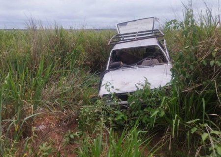 Motorista dorme ao volante e carro capota na MS-279