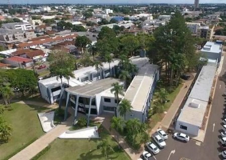 Homem mostra pênis para crianças em escola e ameaça funcionária com facão