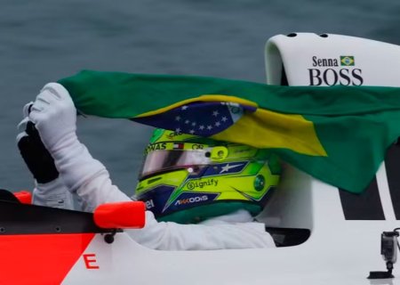 Hamilton dirige McLaren de Senna com bandeira do Brasil e emociona fãs