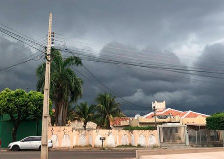 Avanço de frente fria deixa o tempo instável e com previsão de tempestade em MS