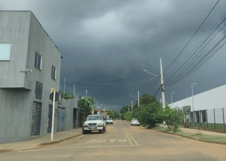 Céu escuro anuncia chuva forte para Capital e mais 68 municípios