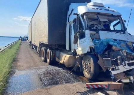 Caminhoneiro se distrai filmando paisagem, bate em veículo parado e morre