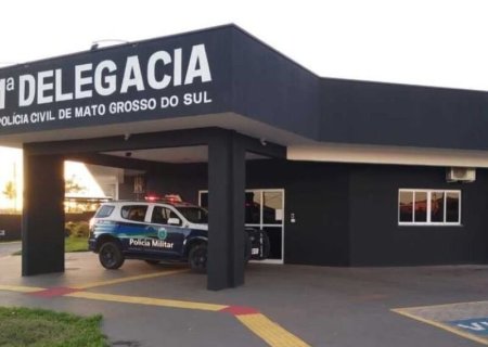 'Dona de boca de fumo' é presa ao ser flagrada fumando maconha e dando de mamar ao filho