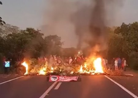 BR-262 amanhece interditada por manifestantes do MST