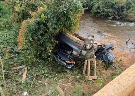 Carro com ministro do TST e juíza de MS cai de ponte e capota na BR-060