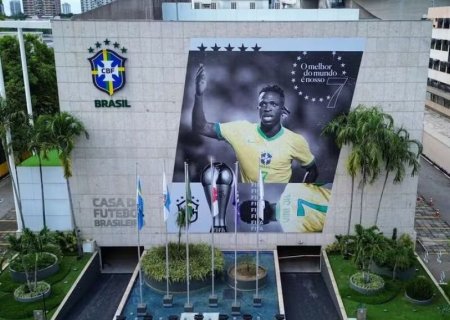 Vini Jr. é homenageado pela CBF após ser eleito melhor jogador do mundo