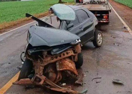 Acidente mata uma pessoa, deixa quatro feridos e racha carro ao meio