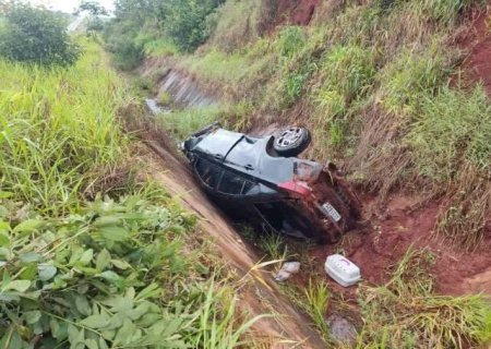 Carro despenca em vala depois de aquaplanar e capotar na BR-163