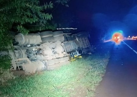 Motorista perde controle e tomba carreta na BR-163, em Rio Brilhante