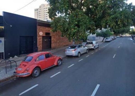 Policial tenta entrar em boate LGBT já fechada, urina na calçada e é detido