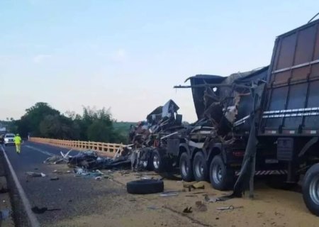 Caminhoneiro morre em gravíssimo acidente na BR-163, em Mundo Novo