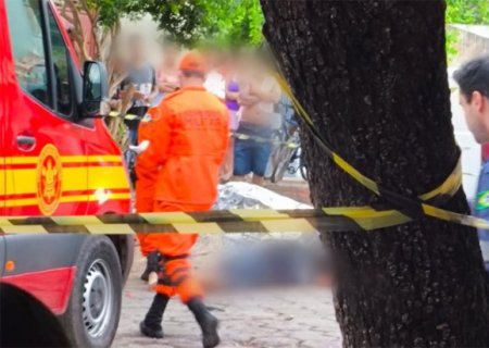 Homem é baleado no rosto e morre na calçada de casa
