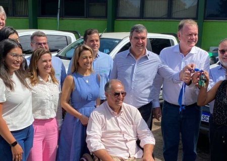 Riedel entrega 23 caminhonetes para Iagro fortalecer a fiscalização rural em MS