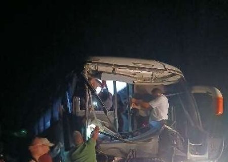 Ônibus transportando pacientes bate em traseira de caminhão e deixa 5 feridos