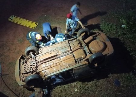Carro cai de ponte e deixa família ferida em Batayporã