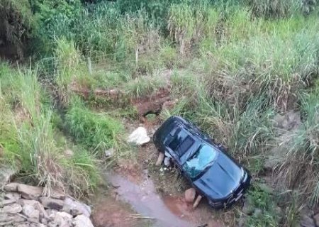 Mulher morre após BMW aquaplanar e cair em córrego em Bonito
