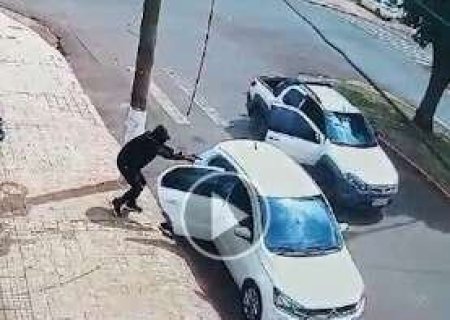 Homem é executado a tiros por pistoleiros dentro de carro na fronteira