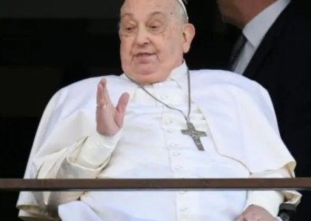 Papa Francisco deixa hospital após cinco semanas de tratamento para pneumonia