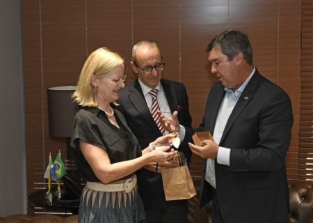 Riedel apresenta desenvolvimento do estado ao embaixador da Áustria no Brasil
