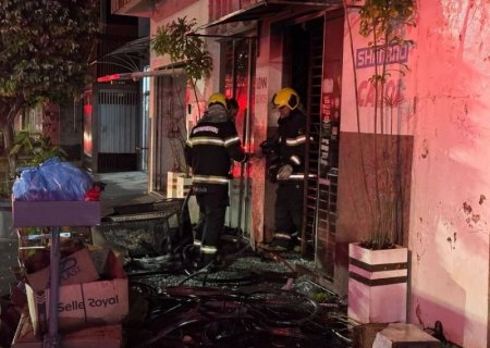 Bicicletaria é destruída por incêndio após compressor ser esquecido na tomada em MS
