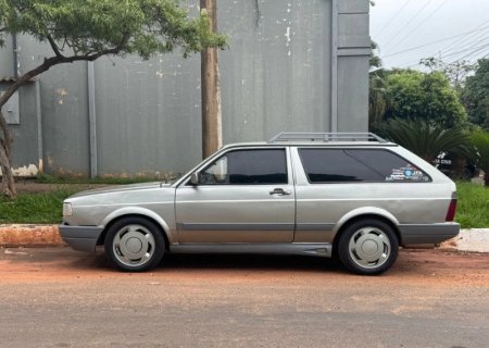 Homem é preso ao ser encontrado apenas de cueca em carro estacionado no meio da rua