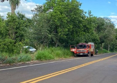 Carro capota e mulher e criança são socorridas na MS-450, em Aquidauana