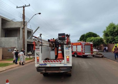 Trabalhador sofre queimaduras após encostar calha em rede elétrica em Ivinhema