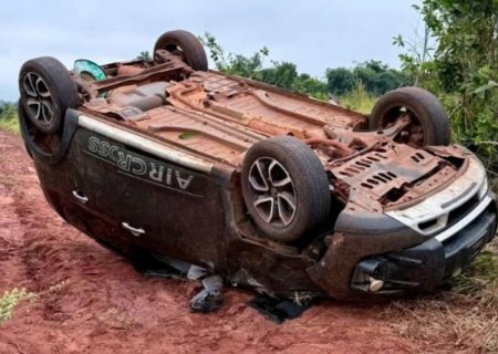 Carro capota e jovens retiram as placas e fogem em Bataguassu