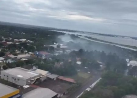 Fumaça da queima de maconha afeta moradores e interrompe aulas na fronteira>